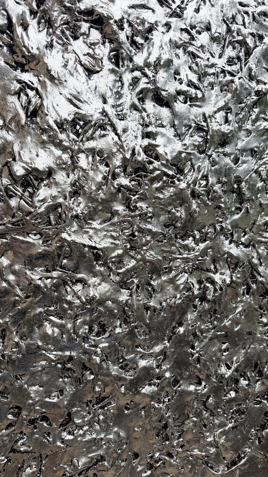 Détail de texture et reflets métalliques sur résine chargée, tableau argenté Dynamic Texture de Vincent GILD.