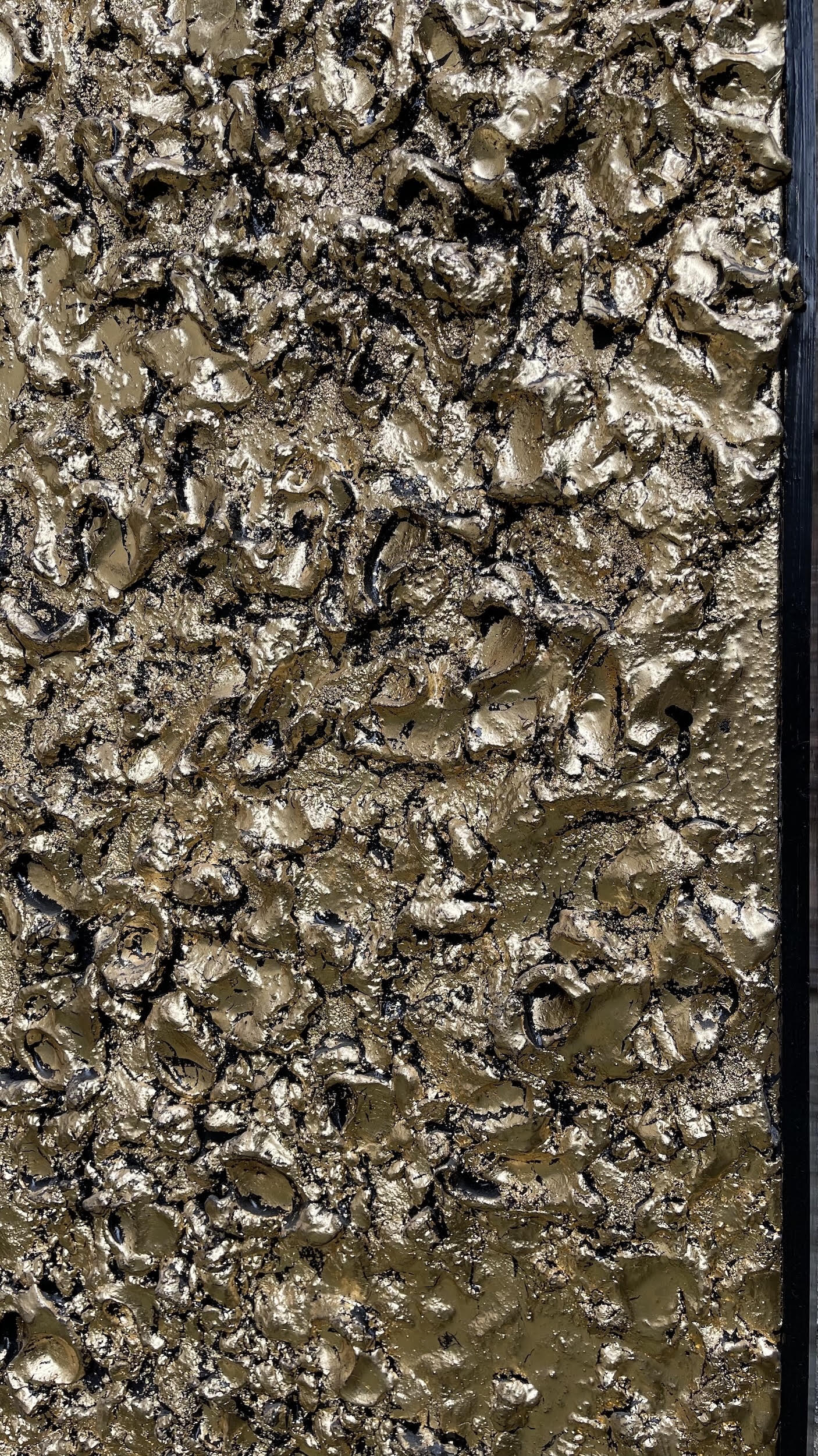 Gros plan sur les crêtes de résine et l'éclat de la dorure à la feuille métallique, œuvre lumineuse Dynamic Texture.