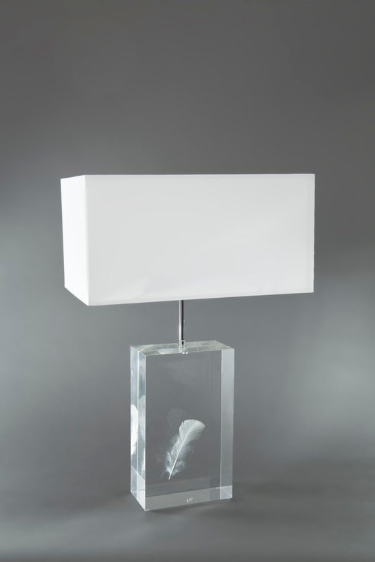 lampe en acrylique avec plumes incrustées, couleur blanc, Entreprise du Patrimoine vivant FIVA