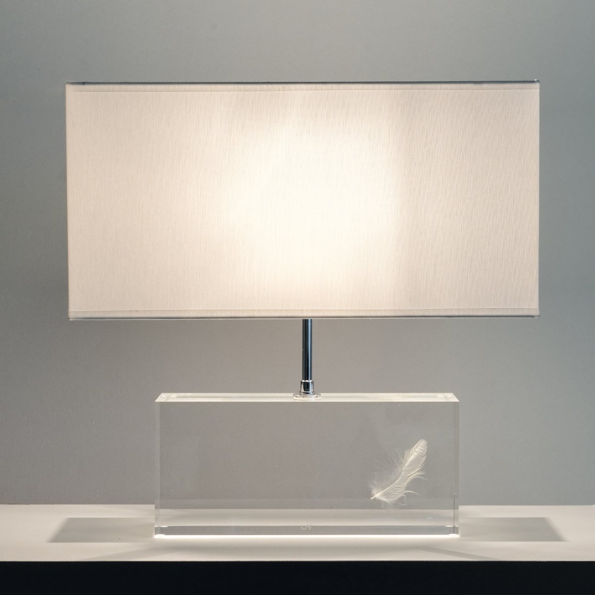 lampe en acrylique avec plumes incrustées, couleur blanc, Entreprise du Patrimoine vivant FIVA