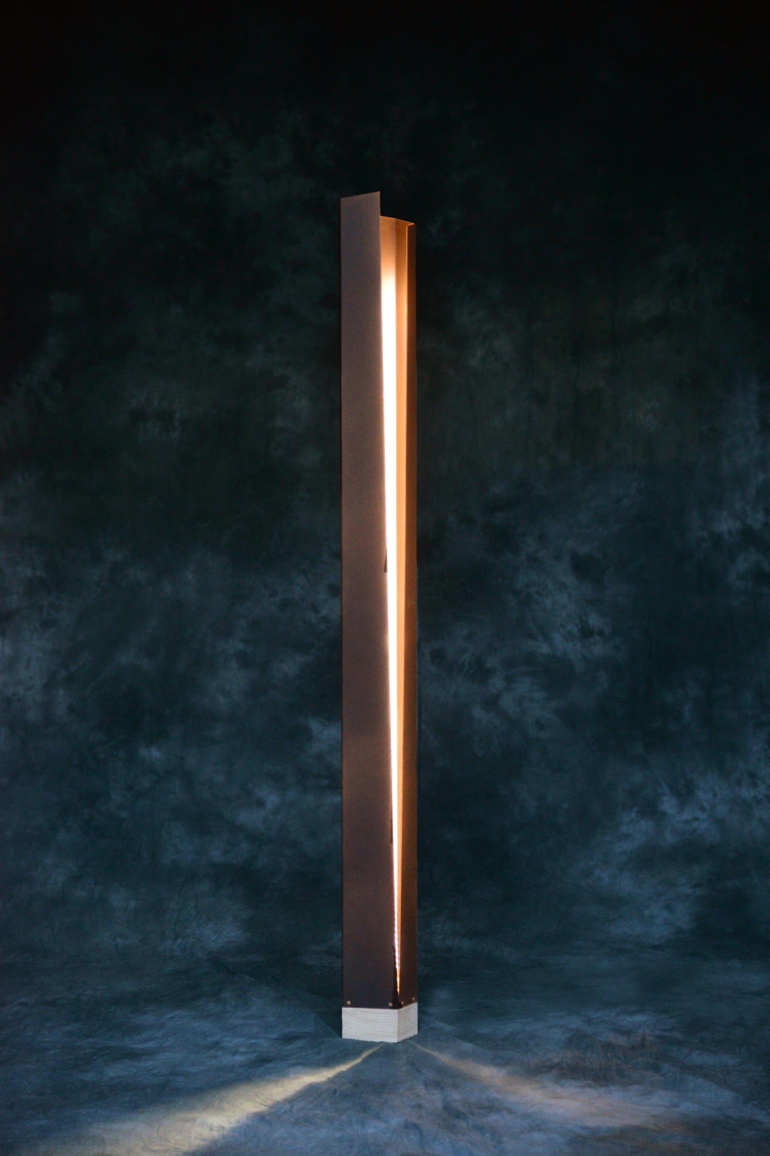 lampe en métal et en bois artisanale. confection unique par Sylvain Gillot