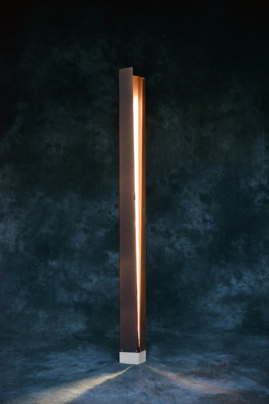 lampe en métal et en bois artisanale. confection unique par Sylvain Gillot