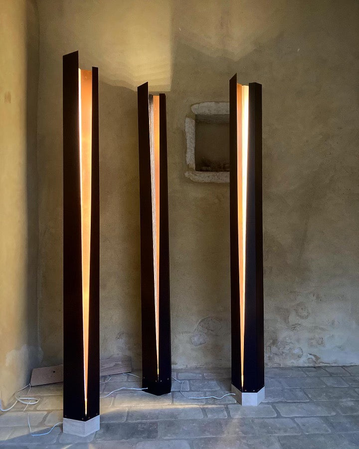 lampe artisanale en métal et bois. confection unique