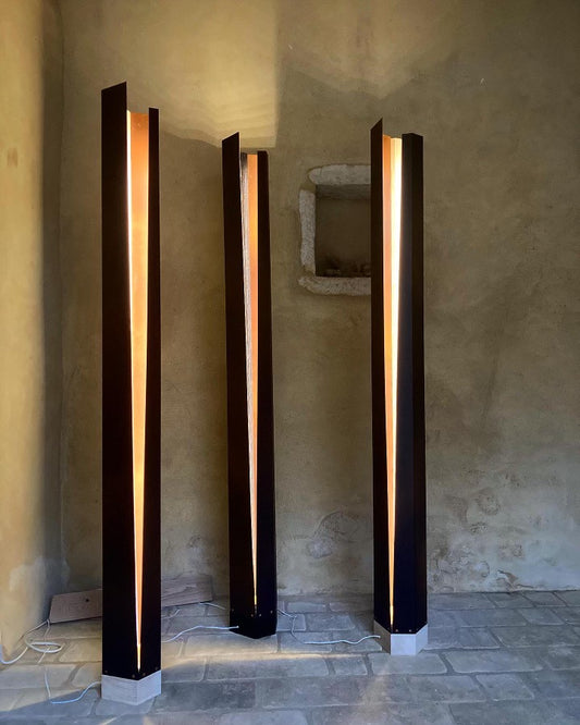 lampe artisanale en métal et bois. confection unique