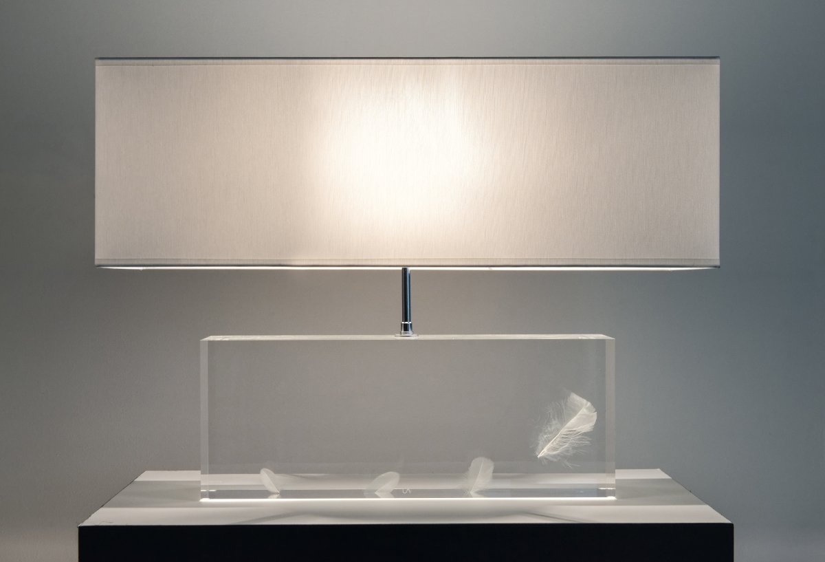 lampe en acrylique avec plumes incrustées, couleur blanc, Entreprise du Patrimoine vivant FIVA