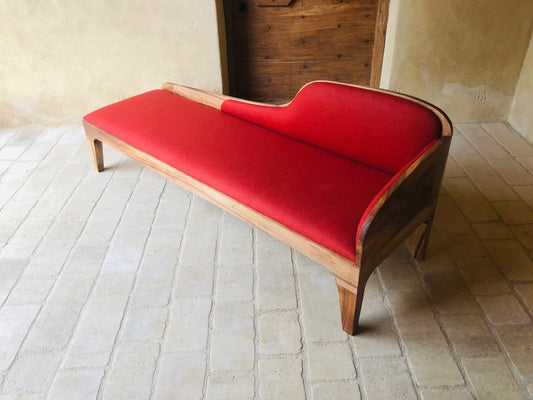 méridienne en bois de noyer et tapissée de laine rouge. Fabrication artisanale