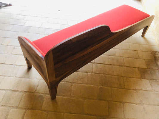 méridienne artisanale en bois de noyer et en laine rouge