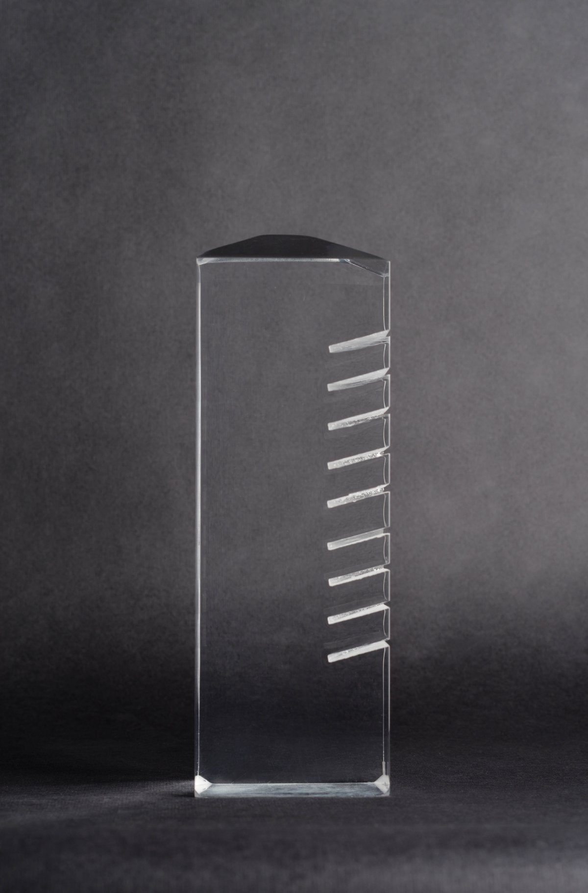 sculpture en acrylique transparent cale livre