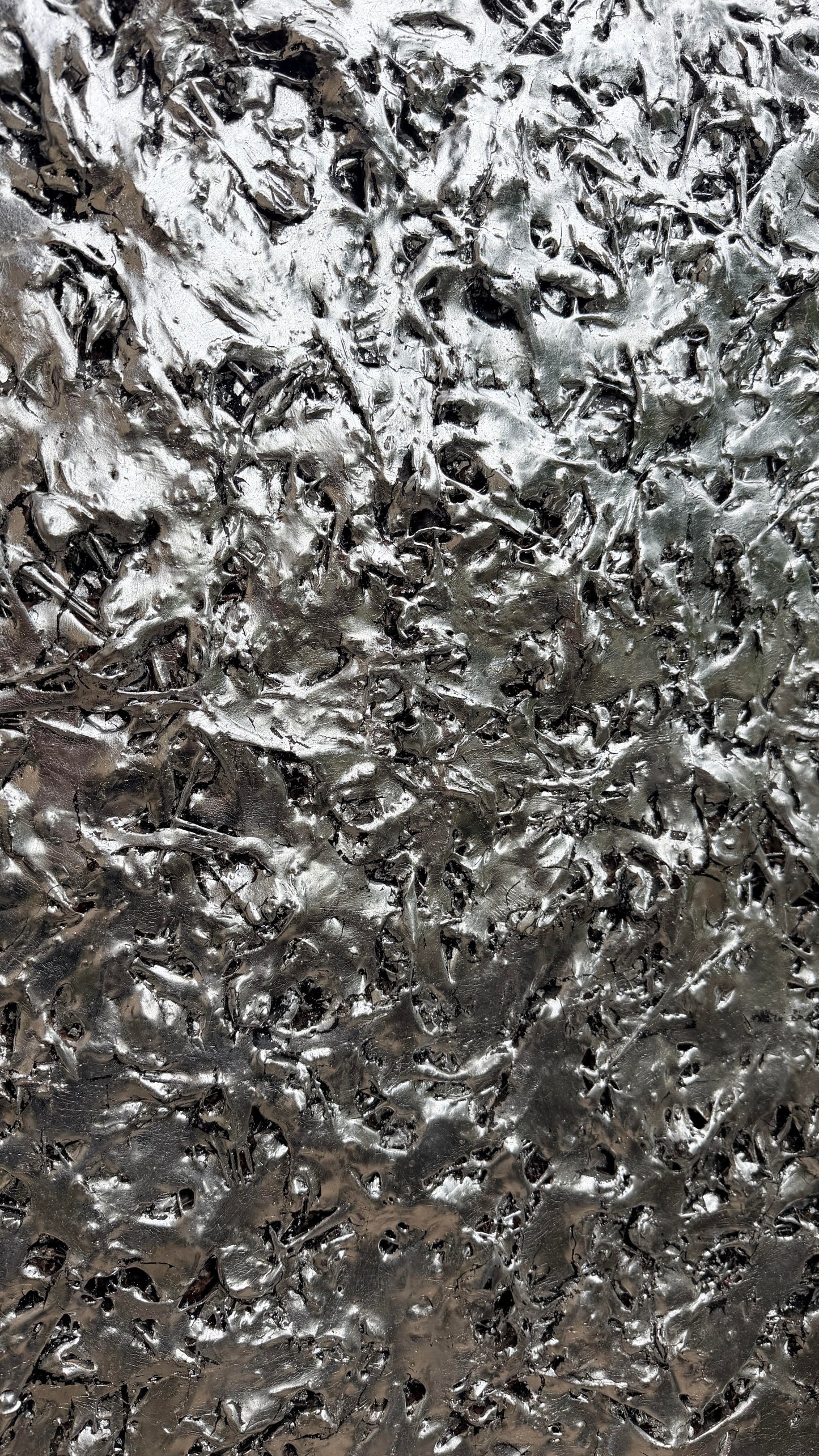 Détail de texture et reflets métalliques sur résine chargée, tableau argenté Dynamic Texture de Vincent GILD.