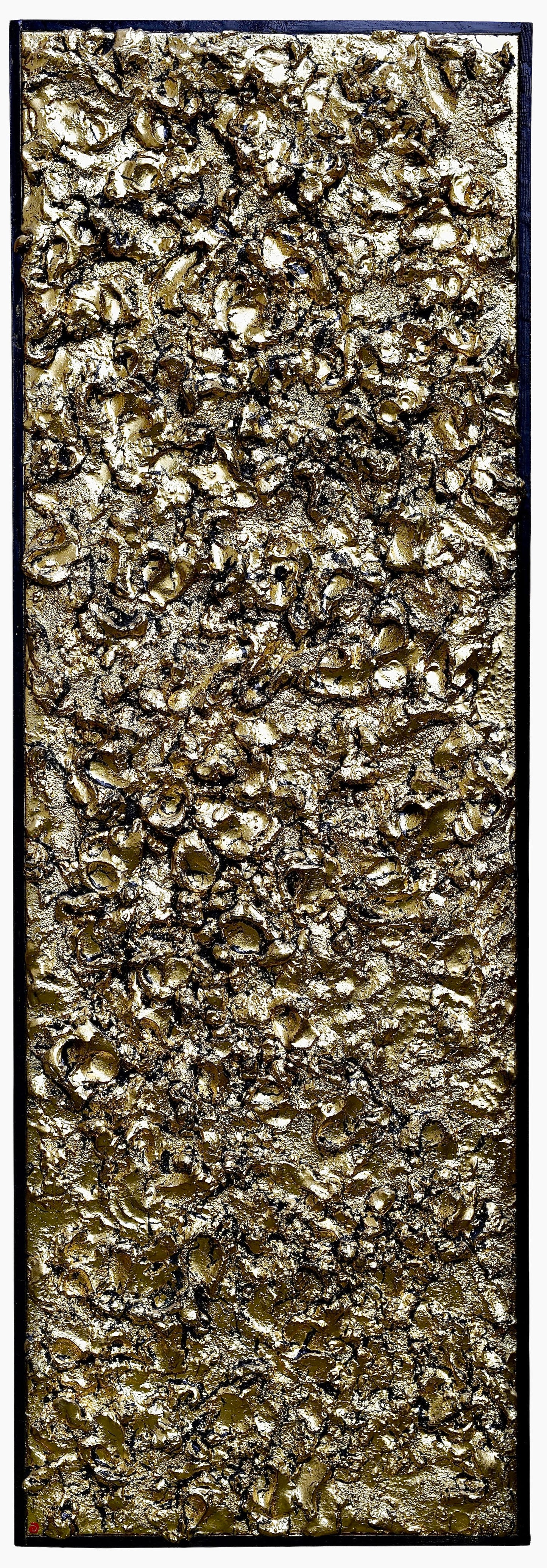 Tableau abstrait doré vertical Dynamic Texture par Vincent GILD, relief organique en résine chargée et feuille métallique.