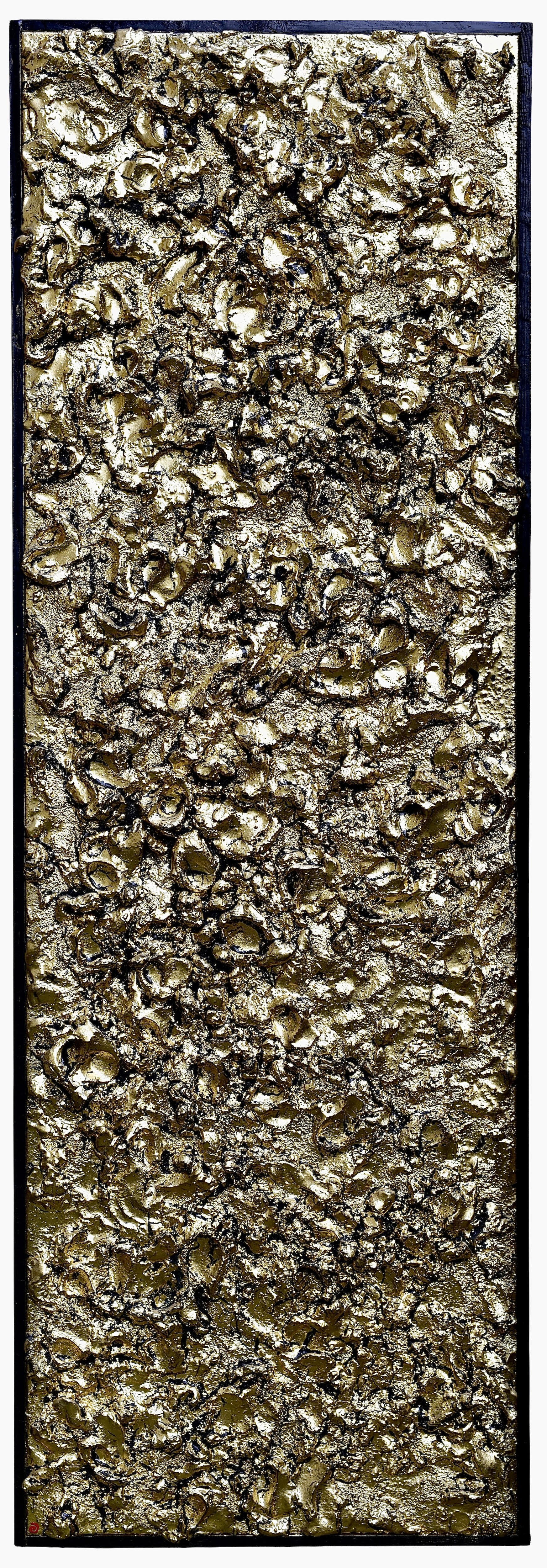 Tableau abstrait doré vertical Dynamic Texture par Vincent GILD, relief organique en résine chargée et feuille métallique.