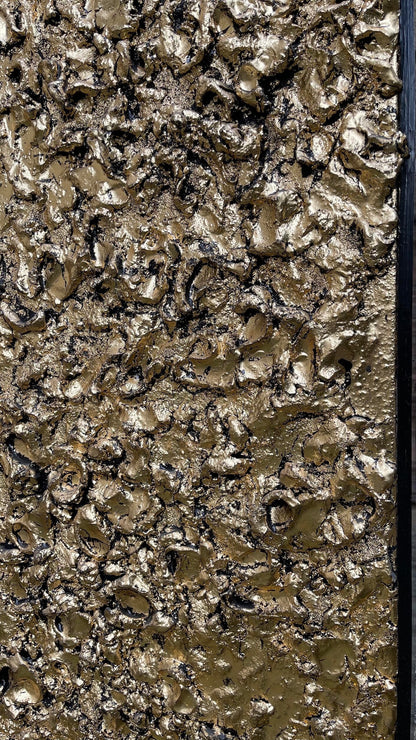 Gros plan sur les crêtes de résine et l'éclat de la dorure à la feuille métallique, œuvre lumineuse Dynamic Texture.