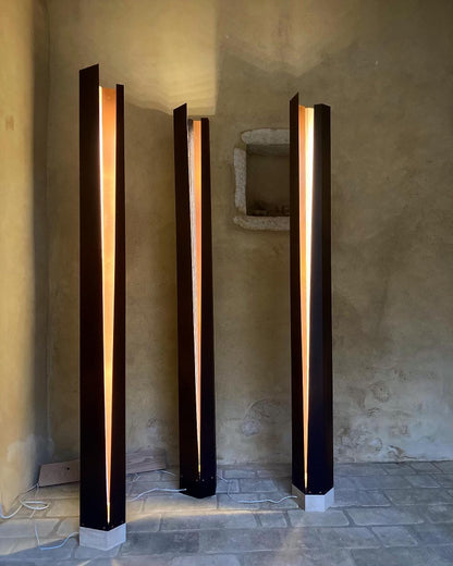 lampe artisanale en métal et bois. confection unique 